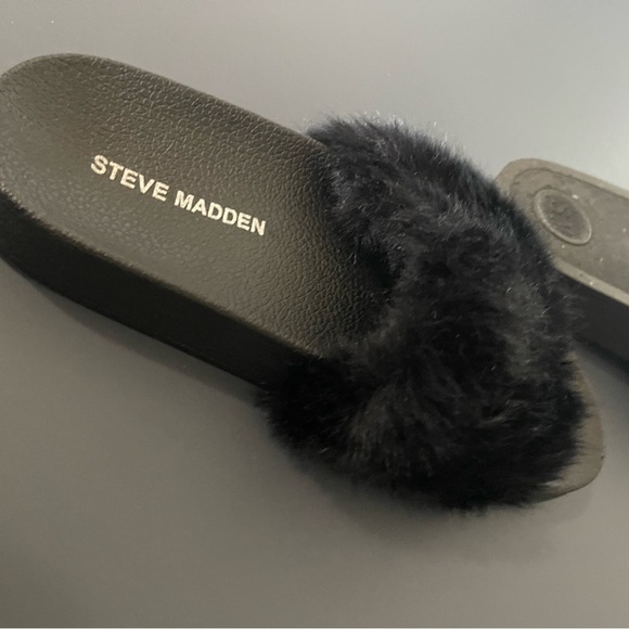Women’s black size 5 Steve Madden fuzzy slippers - Picture 4 of 4